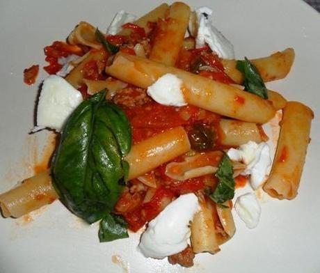 pasta-con-salsiccia-pachino-e-mozzarella