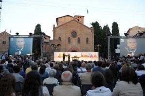 A Bologna “Repubblica” si fa show  I lettori-barbari ascoltano il Verbo imbavagliati