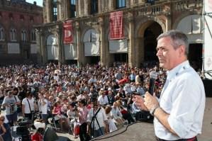 A Bologna “Repubblica” si fa show  I lettori-barbari ascoltano il Verbo imbavagliati