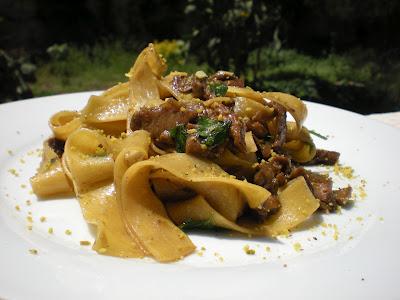 Fettuccine ai funghi porcini con pistacchi e scorza di limone