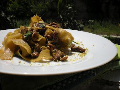 Fettuccine ai funghi porcini con pistacchi e scorza di limone