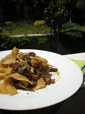 Fettuccine ai funghi porcini con pistacchi e scorza di limone