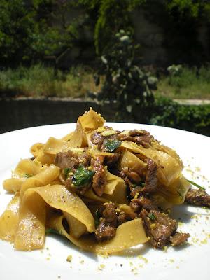 Fettuccine ai funghi porcini con pistacchi e scorza di limone