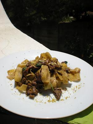 Fettuccine ai funghi porcini con pistacchi e scorza di limone