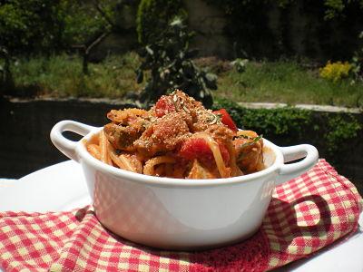 Primi Piatti Siciliani – Ricetta Spaghetti al tonno con pane tostato e semi di finocchio