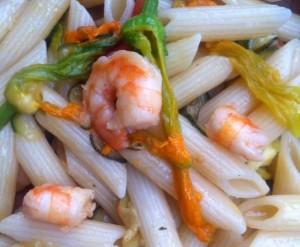 Pennette con scampi e fiori di zucchina