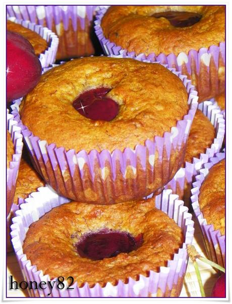 MUFFIN ALLA BANANA CON CUORE DI CILIEGIA