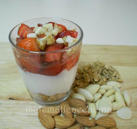 Fragole con Yogurt Greco e Granella di Frutta Secca