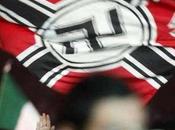 digerisce sconfitta dell'Italia. Sventola svastica nazista. Arrestato