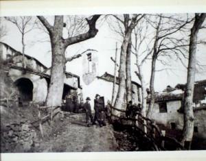 A pochi metri dalla casa di montagna dove sono c’è una chiesetta che ha più di 100 anni. Sono andato a vederla dentro.