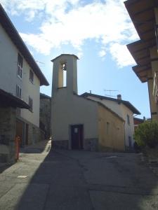 A pochi metri dalla casa di montagna dove sono c’è una chiesetta che ha più di 100 anni. Sono andato a vederla dentro.