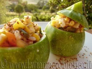 Insalata di riso integrale in bauletto di zucchina