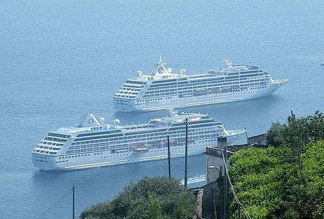 Due navi da crociera, doppio inchino alla costiera amalfitana – Rassegna Stampa D.B.Cruise Magazine