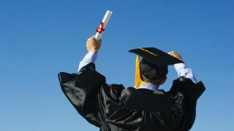 Chi mi scrive la tesi di laurea? Annuncio di una studentessa di Cagliari