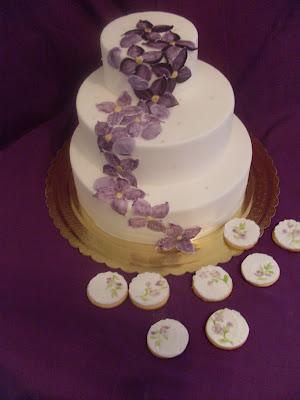 wedding cake and cookie in lilla