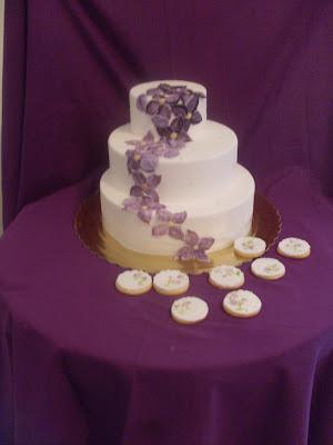 wedding cake and cookie in lilla