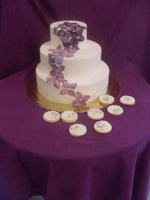 wedding cake and cookie in lilla