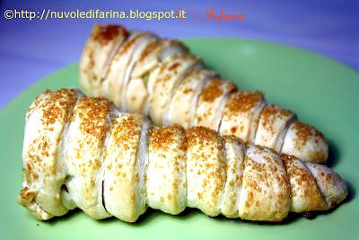 Cornetti di pasta sfoglia con crema alla vaniglia