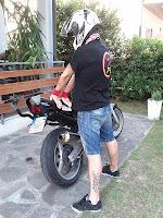 Mantenersi in forma con la moto e per la moto. Una guida di Maybe al motostretching