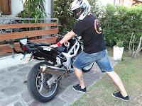 Mantenersi in forma con la moto e per la moto. Una guida di Maybe al motostretching