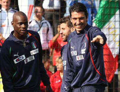 Buffon smentisce la lite con Balotelli: “Giochini squallidi e imbarazzanti