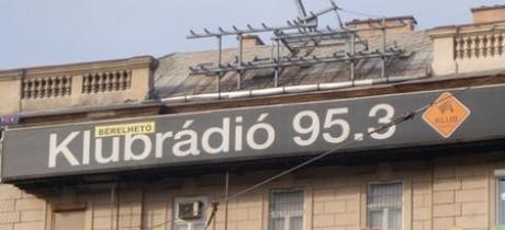 Una pubblicità di Klúbrádio sul tetto di un palazzo di Budapest