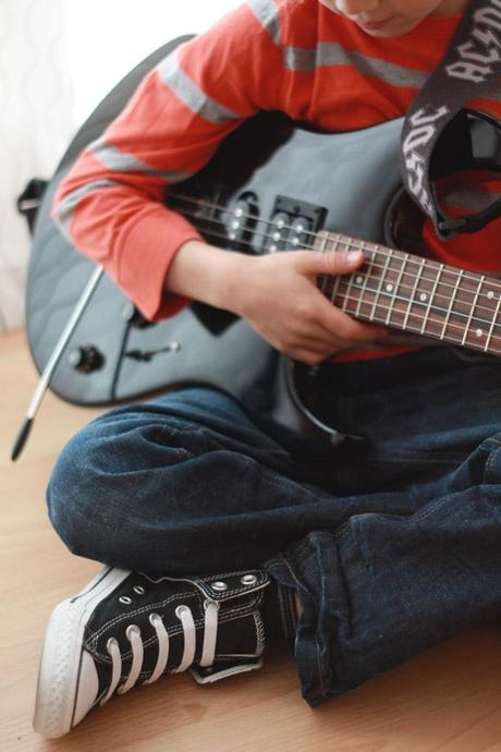 Look bambino: baby rocker in Converse!