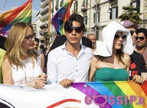 Ornella Muti e la figlia Naike madrine del gay pride di Napoli.