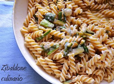 Pasta integrale con crema al parmigiano e zucchine