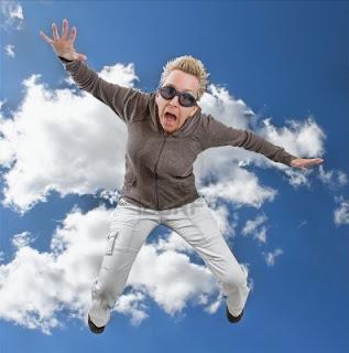 SI BUTTA DA 150 METRI SENZA PARACADUTE: ILLESO (VIDEO)