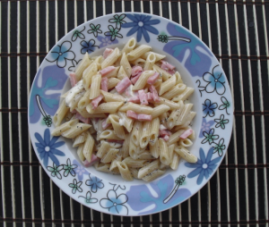 Pasta fredda con burrata, prosciutto e origano