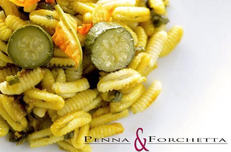 Pasta con zucchine e fiori di zucchine - Pasta with zucchini and zucchini flowers