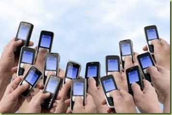 utilizzo cellulare thumb Sempre più persone usano il cellulare per Internet e giochi e meno per telefonare
