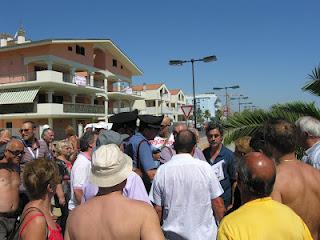 MONTA LA PROTESTA A GIULIANOVA PER LA SPIAGGIA RISERVATA AI CANI ALL'ANNUNZIATA.