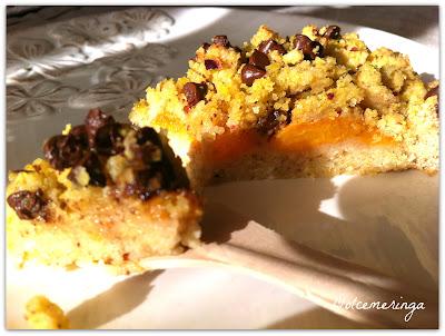 CROSTATA DI ALBICOCCHE CON CRUMBLE DI PISTACCHI