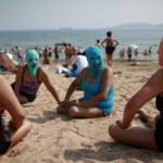 Cina: donne al mare con maschere di nylon