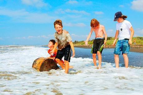 bambino,giochi,in riva al mare,mare,camminare, seduto,avanti,spiaggia,tramonto,estate