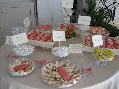 Biscotti decorati nuziali per confettata, bomboniera e centro tavola