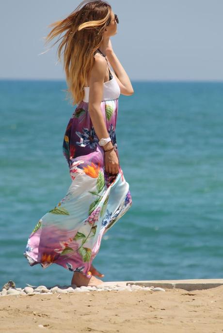 Lungo abito a fiori in spiaggia / Long flowered dress for the beach