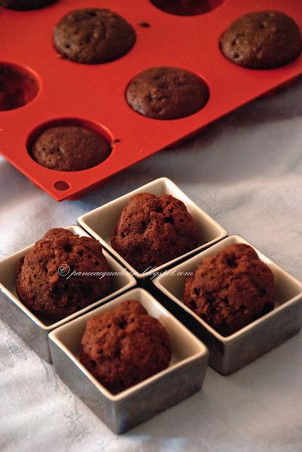 Dolcetti al cacao e noccioline (Cocoa and peanut muffins)