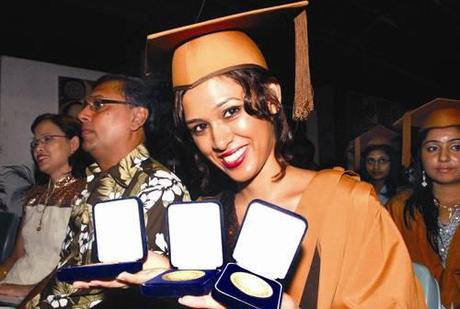 Una studentessa vince 3 medaglie d'oro all'Universita' del Sud Pacifico