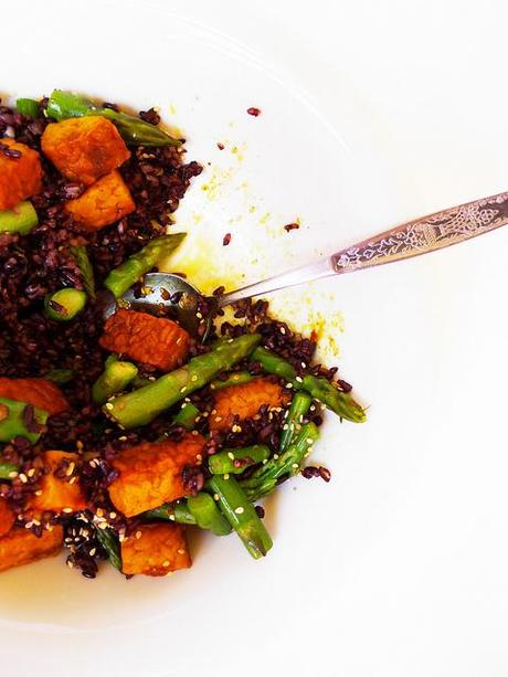 Le ricette di Alice, Insalata di riso Venere, asparagi e tempeh alla curcuma e curry