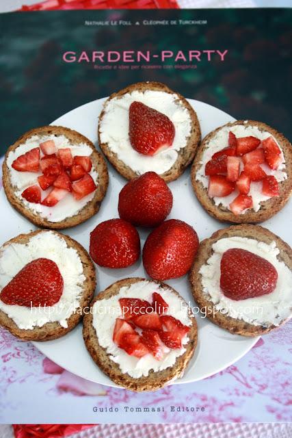 Tartine di caprino fresco e fragole