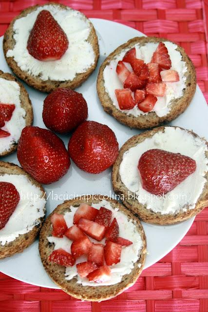 Tartine di caprino fresco e fragole