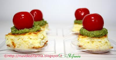 Finger frittata di riso con crema di fagiolini e timo, decorata con pomodorini