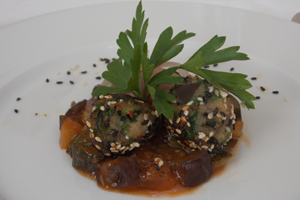 Da Palazzo Branciforte: polpette di verdure in crosta di sesamo su caponata araba
