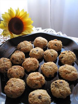 Biscotti al cocco, gocce di cioccolato e cannella