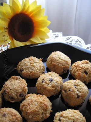 Biscotti al cocco, gocce di cioccolato e cannella