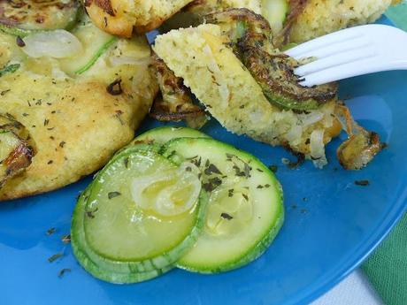 FRITTELLINE CON FARINA DI CECI, ZUCCHINE E CIPOLLA DI TROPEA ALLA MENTA