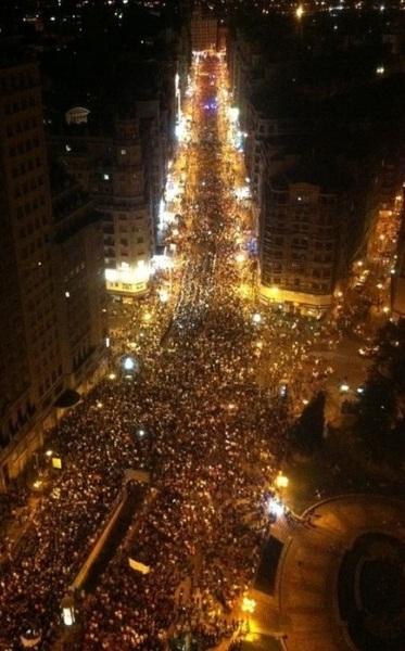 Migliaia di persone accolgono i minatori a Madrid